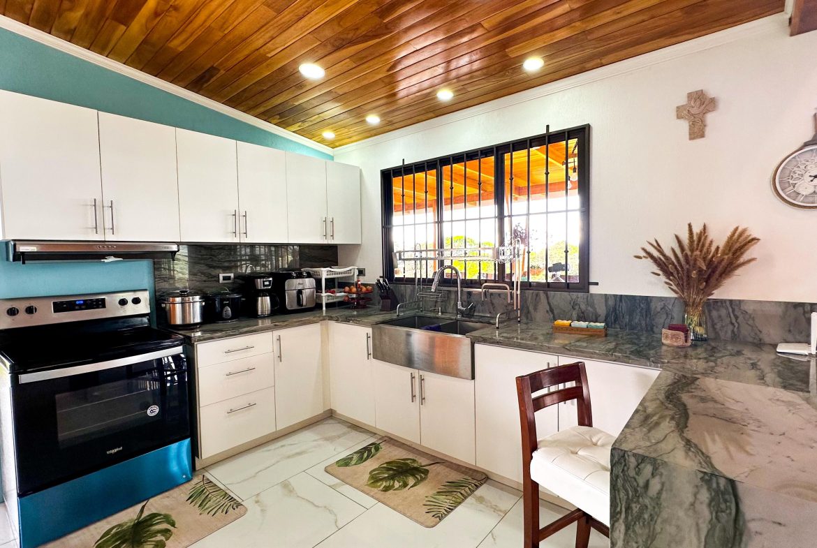 MOUNTAIN RETREAT WITH 360° VIEWS, FRUIT TREES & MODERN 2-BEDROOM HOME  IN SANTA CRUZ DE PEREZ ZELEDON – 2.1 ACRES, Uvita, Costa Rica — photo 7
