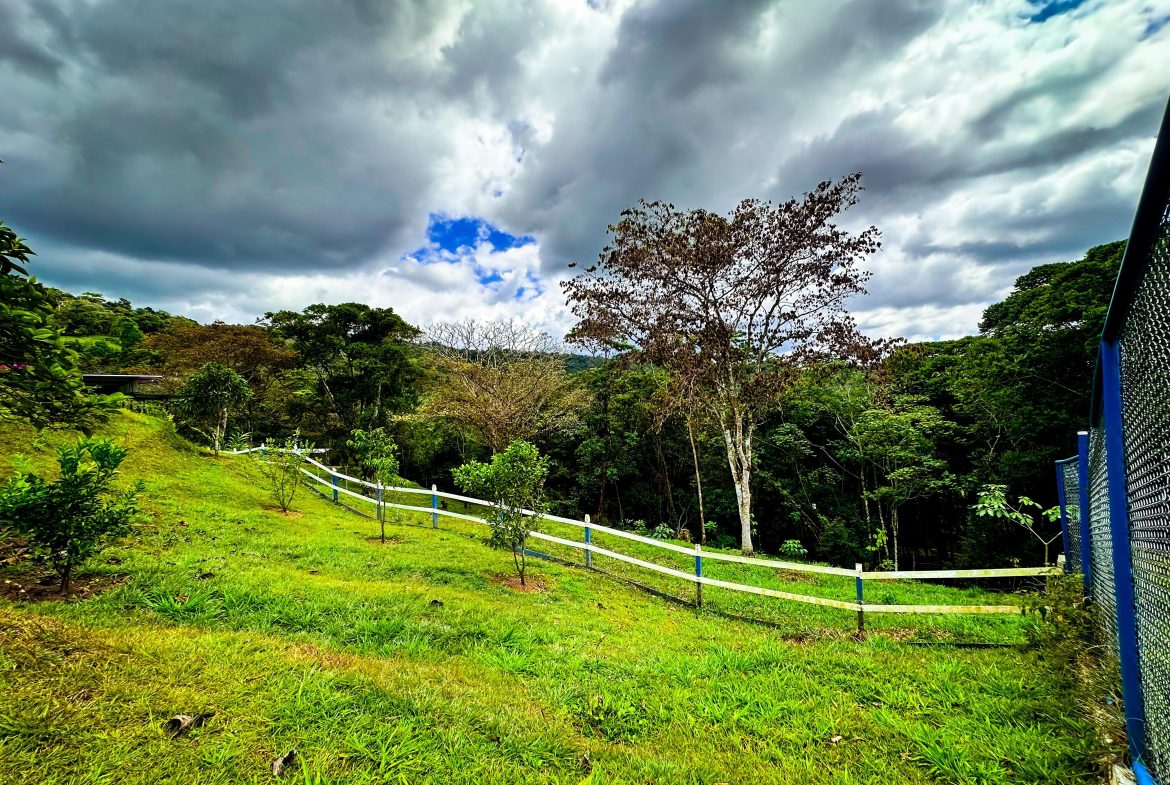 MOUNTAIN RETREAT WITH 360° VIEWS, FRUIT TREES & MODERN 2-BEDROOM HOME  IN SANTA CRUZ DE PEREZ ZELEDON – 1.25 ACRES