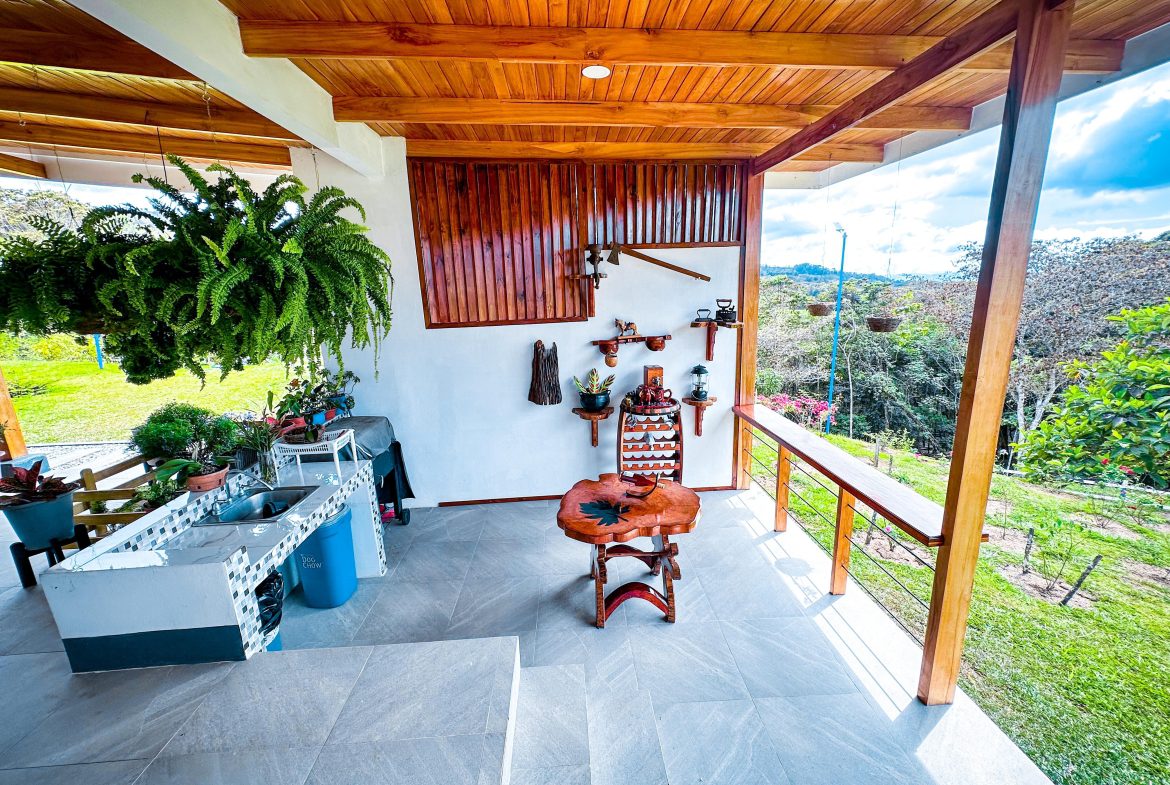 MOUNTAIN RETREAT WITH 360° VIEWS, FRUIT TREES & MODERN 2-BEDROOM HOME  IN SANTA CRUZ DE PEREZ ZELEDON – 1.25 ACRES