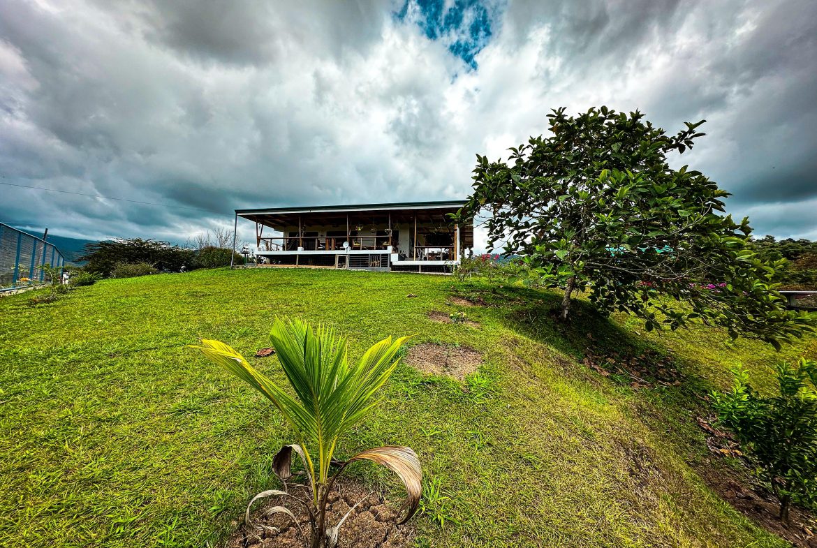 MOUNTAIN RETREAT WITH 360° VIEWS, FRUIT TREES & MODERN 2-BEDROOM HOME  IN SANTA CRUZ DE PEREZ ZELEDON – 1.25 ACRES