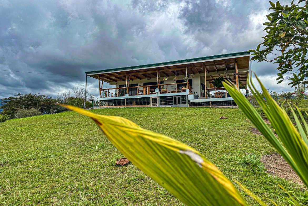 MOUNTAIN RETREAT WITH 360° VIEWS, FRUIT TREES & MODERN 2-BEDROOM HOME  IN SANTA CRUZ DE PEREZ ZELEDON – 1.25 ACRES