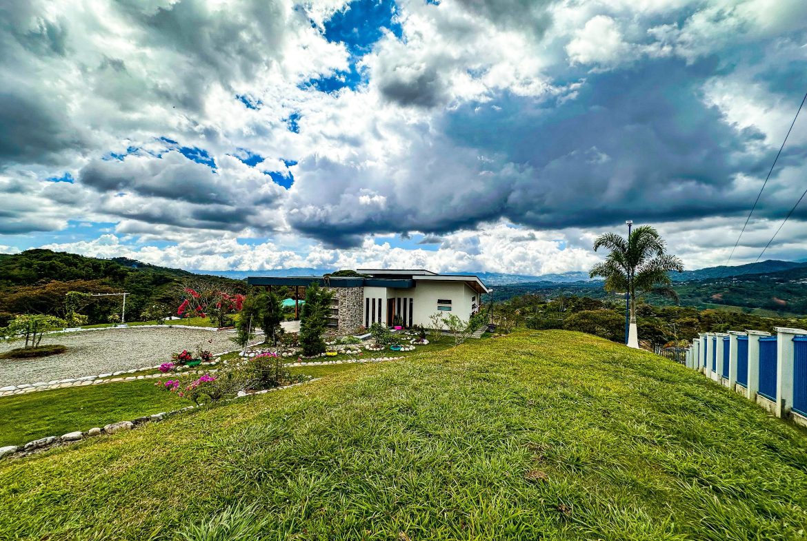 MOUNTAIN RETREAT WITH 360° VIEWS, FRUIT TREES & MODERN 2-BEDROOM HOME  IN SANTA CRUZ DE PEREZ ZELEDON – 1.25 ACRES