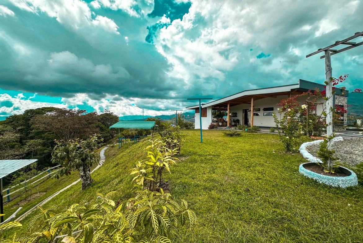 MOUNTAIN RETREAT WITH 360° VIEWS, FRUIT TREES & MODERN 2-BEDROOM HOME  IN SANTA CRUZ DE PEREZ ZELEDON – 1.25 ACRES