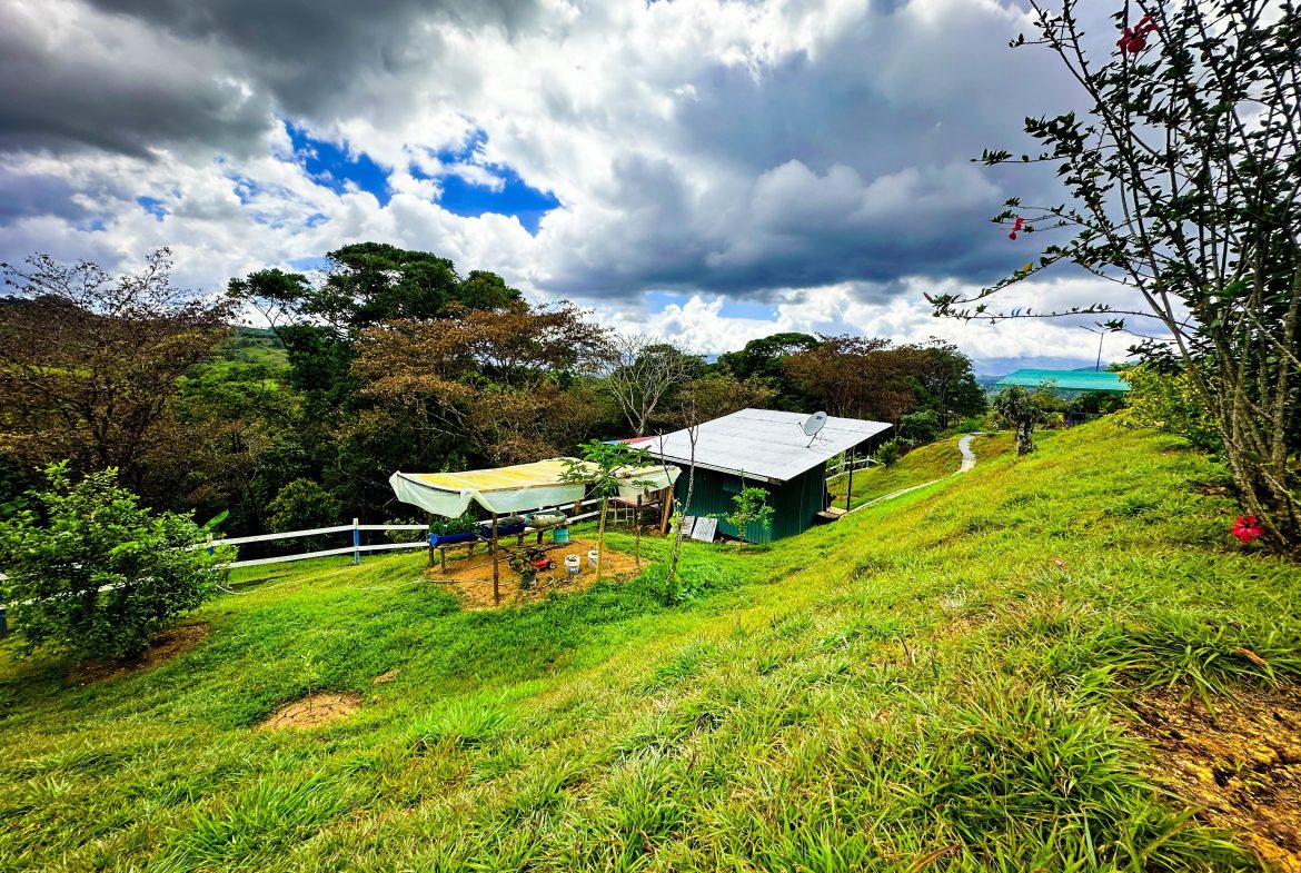 MOUNTAIN RETREAT WITH 360° VIEWS, FRUIT TREES & MODERN 2-BEDROOM HOME  IN SANTA CRUZ DE PEREZ ZELEDON – 1.25 ACRES