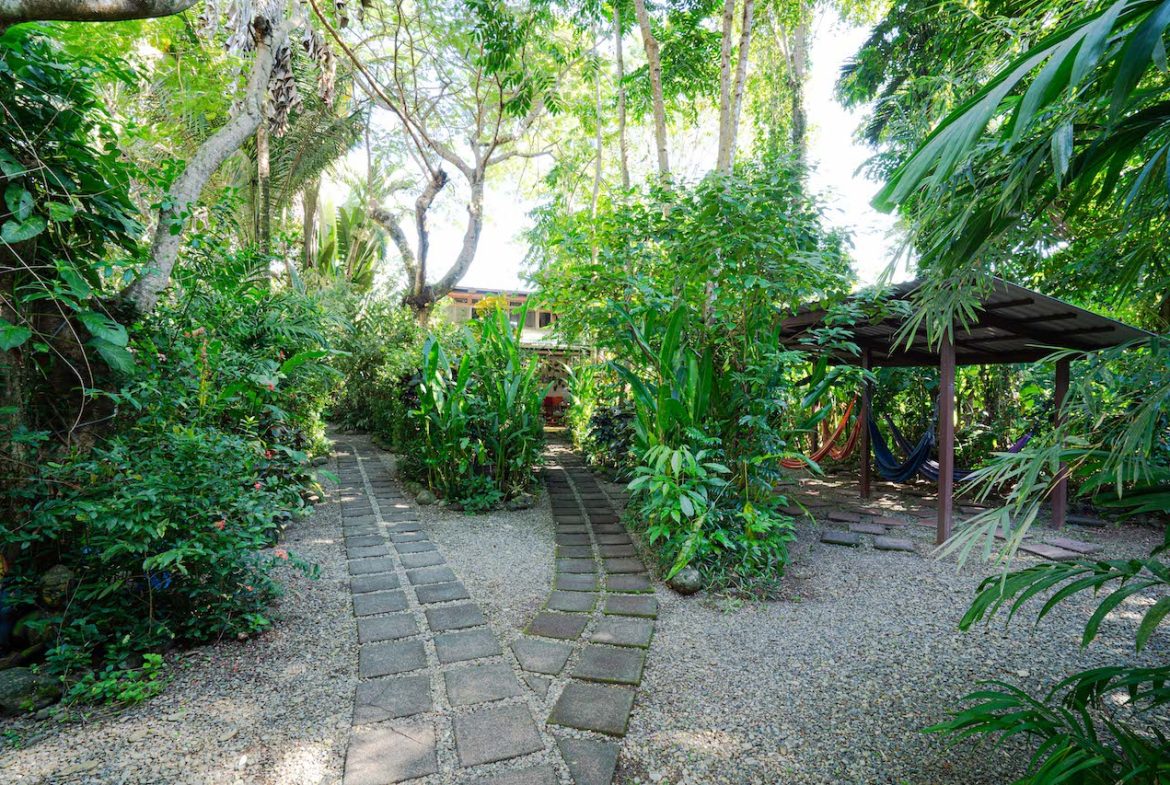 14 ROOM HOTEL WALKING DISTANCE TO THE BEACH IN DOMINICAL