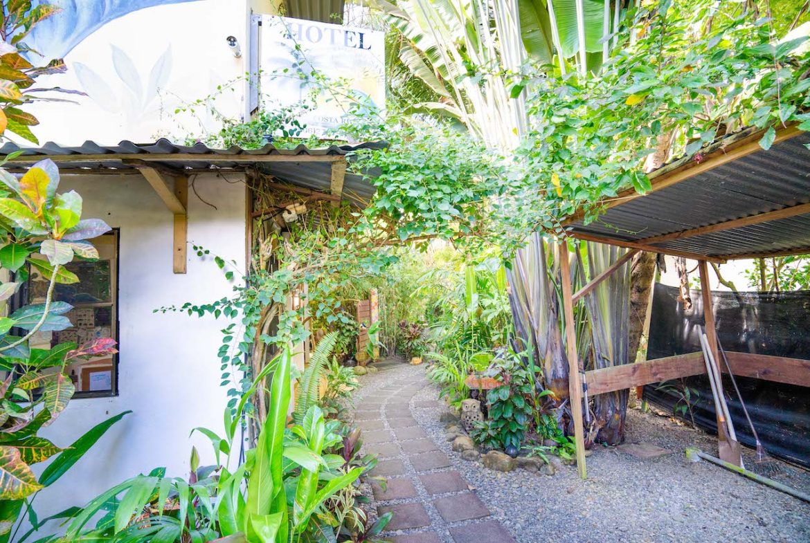14 ROOM HOTEL WALKING DISTANCE TO THE BEACH IN DOMINICAL