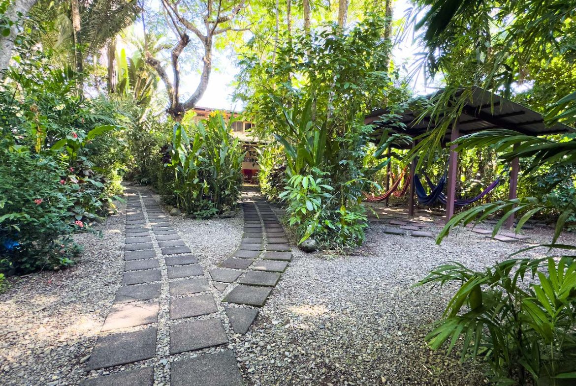 14 ROOM HOTEL WALKING DISTANCE TO THE BEACH IN DOMINICAL