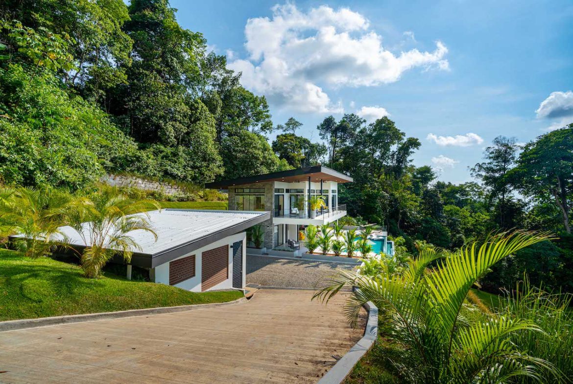 LUXURY 4 BEDROOM HOME WITH OCEAN AND MOUNTAIN VIEWS