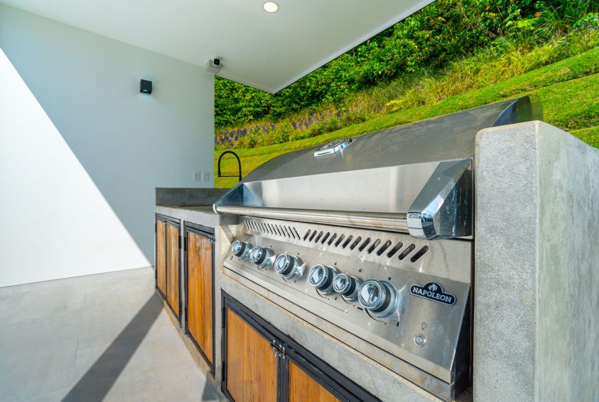 LUXURY 4 BEDROOM HOME WITH OCEAN AND MOUNTAIN VIEWS