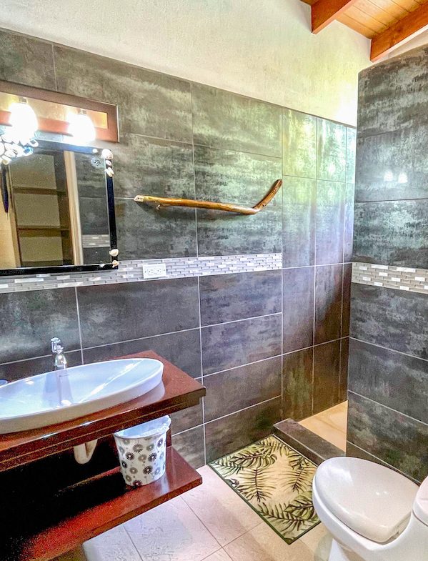 RENTAL VILLAS AND MAIN HOUSE WITH OCEAN AND MOUNTAIN VIEWS IN UVITA