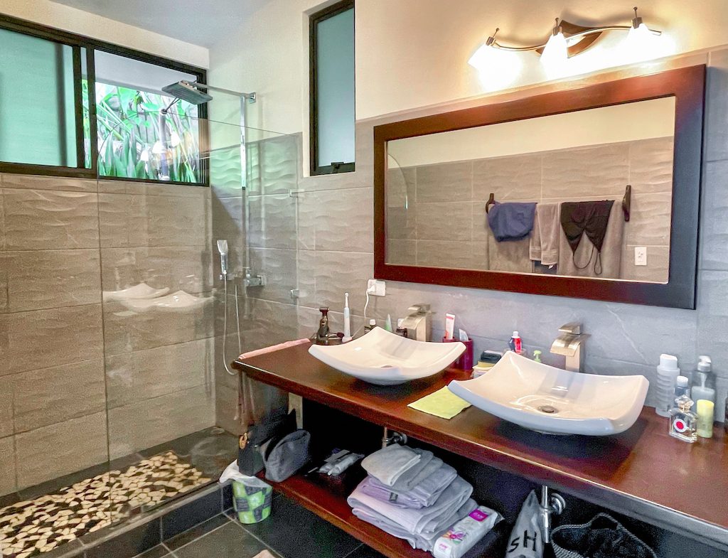 RENTAL VILLAS AND MAIN HOUSE WITH OCEAN AND MOUNTAIN VIEWS IN UVITA