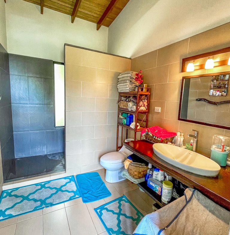 RENTAL VILLAS AND MAIN HOUSE WITH OCEAN AND MOUNTAIN VIEWS IN UVITA