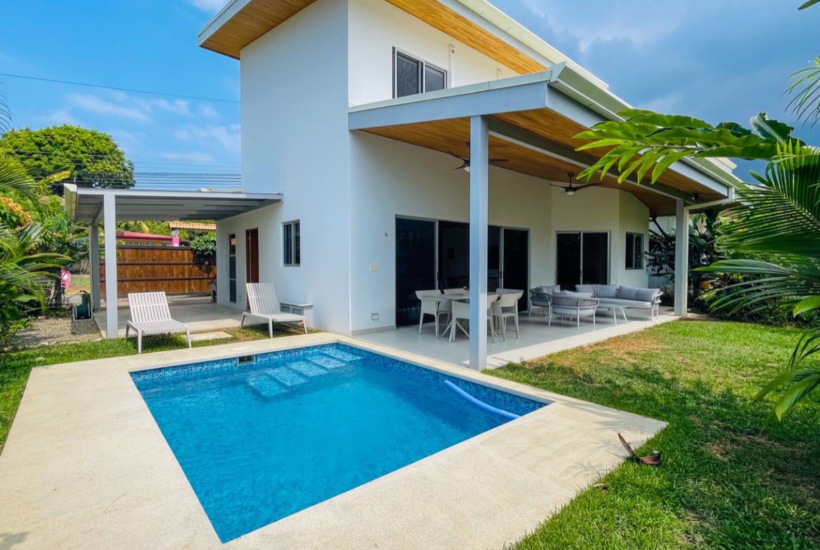 MODERN 3-BEDROOM HOME IN HEART OF OJOCHAL WITH PRIVATE POOL AND MOUNTAIN VIEWS, Uvita, Costa Rica — photo 2