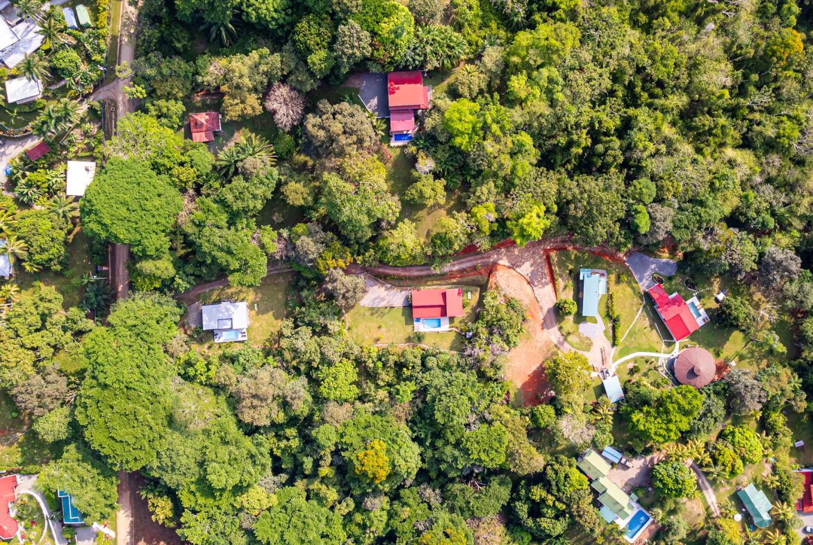 MODERN TROPICAL 3-BEDROOM VILLA ON 1.24 ACRES