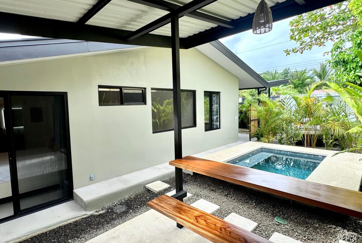 WALKING DISTANCE TO THE BEACH