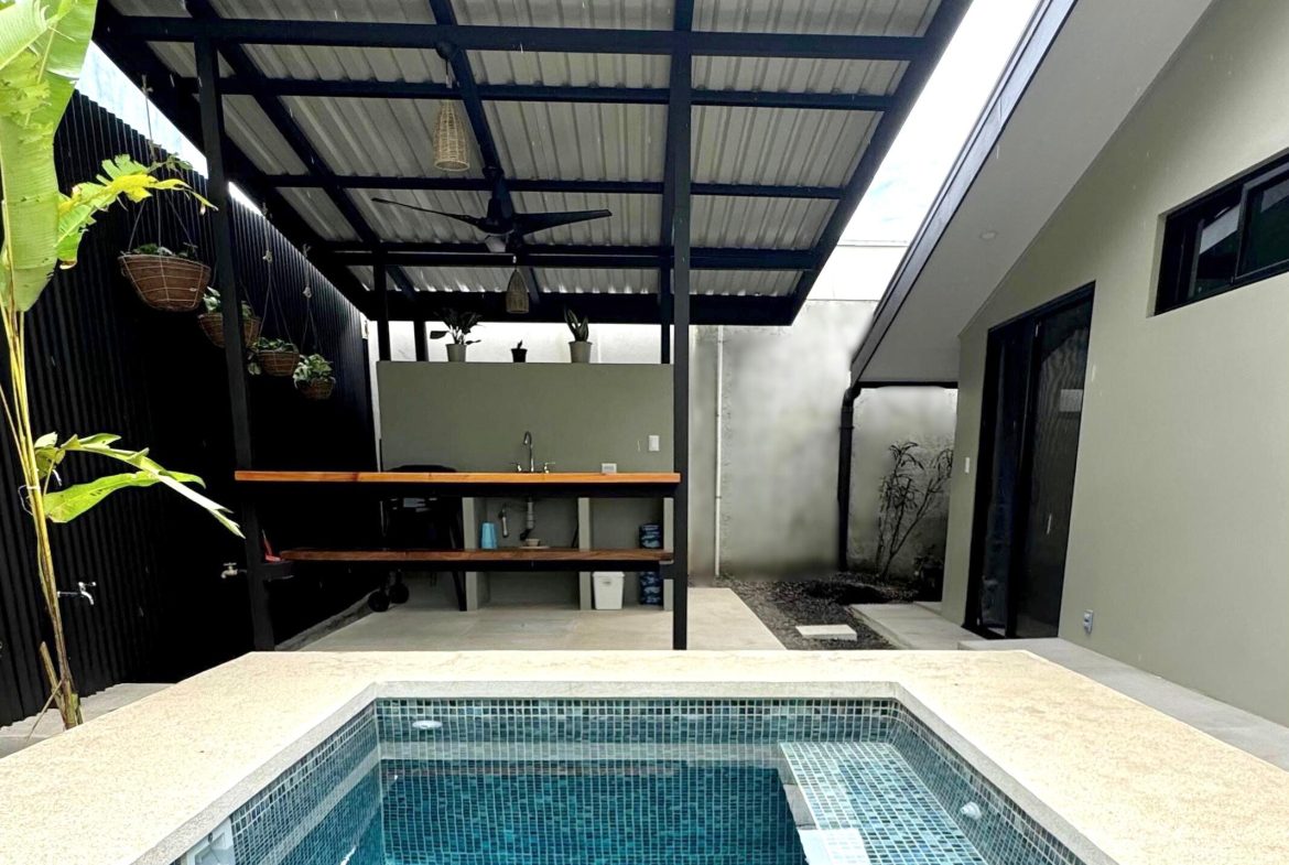 WALKING DISTANCE TO THE BEACH