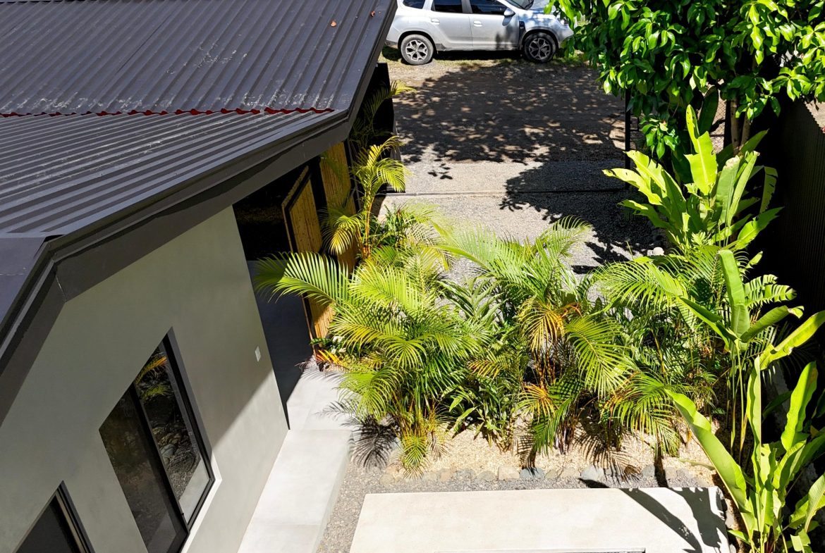 WALKING DISTANCE TO THE BEACH