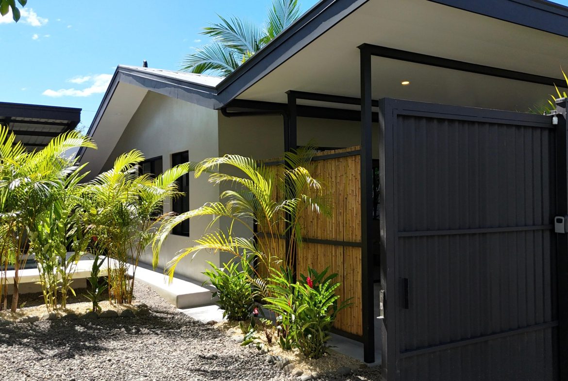 WALKING DISTANCE TO THE BEACH