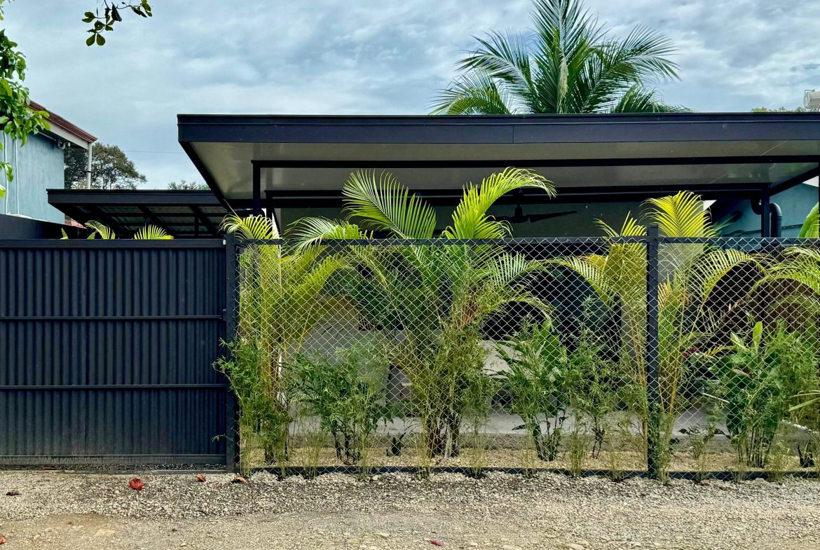 WALKING DISTANCE TO THE BEACH