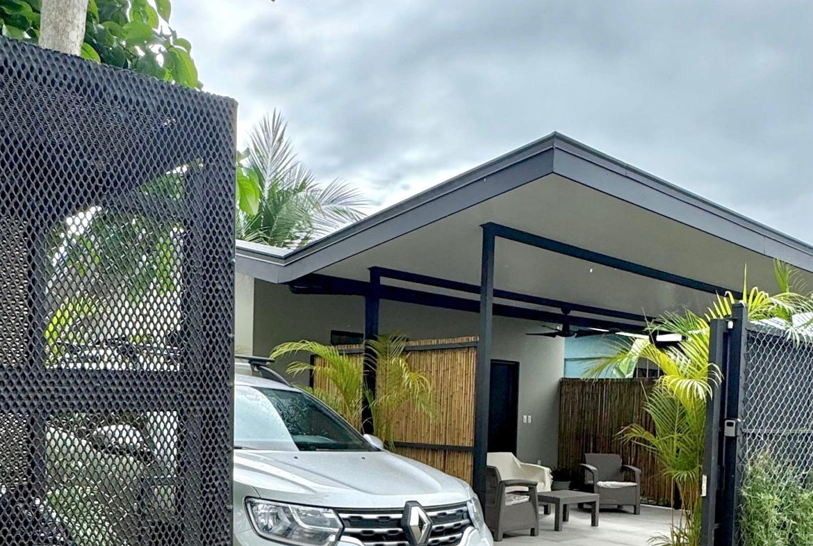 WALKING DISTANCE TO THE BEACH