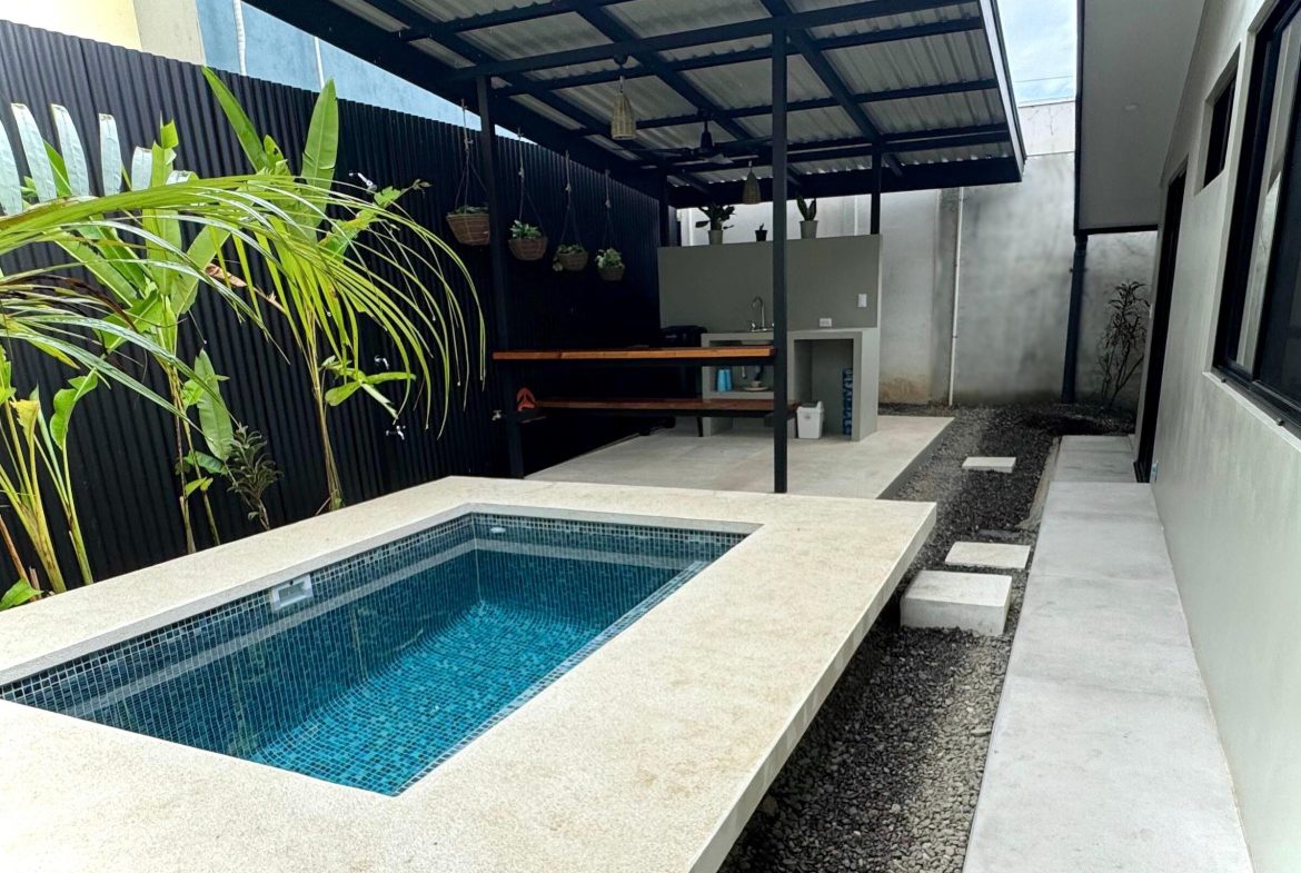 WALKING DISTANCE TO THE BEACH