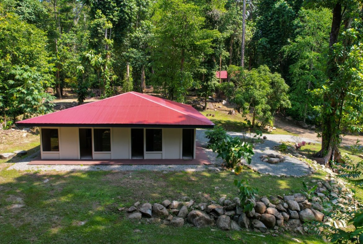 TROPICAL RIVERFRONT ESTATE IN CINCO VENTANAS – 5.65 ACRES WITH MULTIPLE HOMES, BUILD SITES & JUNGLE OASIS, Uvita, Costa Rica — photo 2