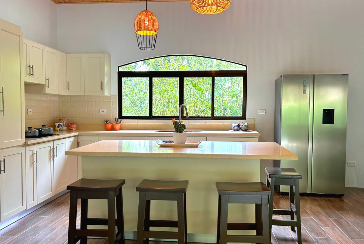 CONTEMPORARY 2-BEDROOM HOME WITH NATURAL SETTING AROUND IN GATED COMMUNITY – 0.22 ACRE, Uvita, Costa Rica — photo 5