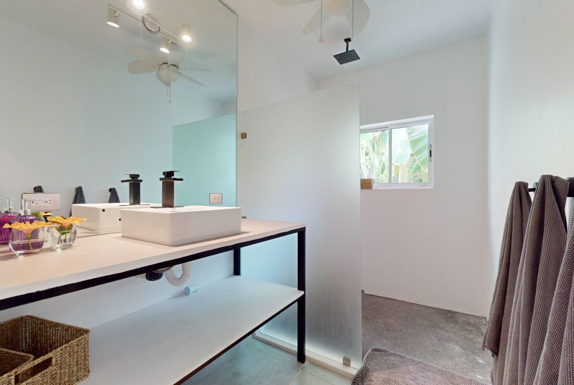 BEAUTIFUL AND MODERN HOME IN UVITA WITH INFINITY POOL, OCEAN VIEWS AND RENTAL OPTIONS