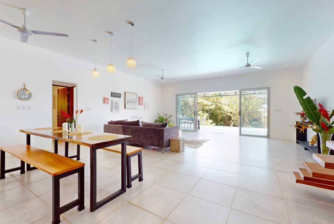 BEAUTIFUL AND MODERN HOME IN UVITA WITH INFINITY POOL, OCEAN VIEWS AND RENTAL OPTIONS