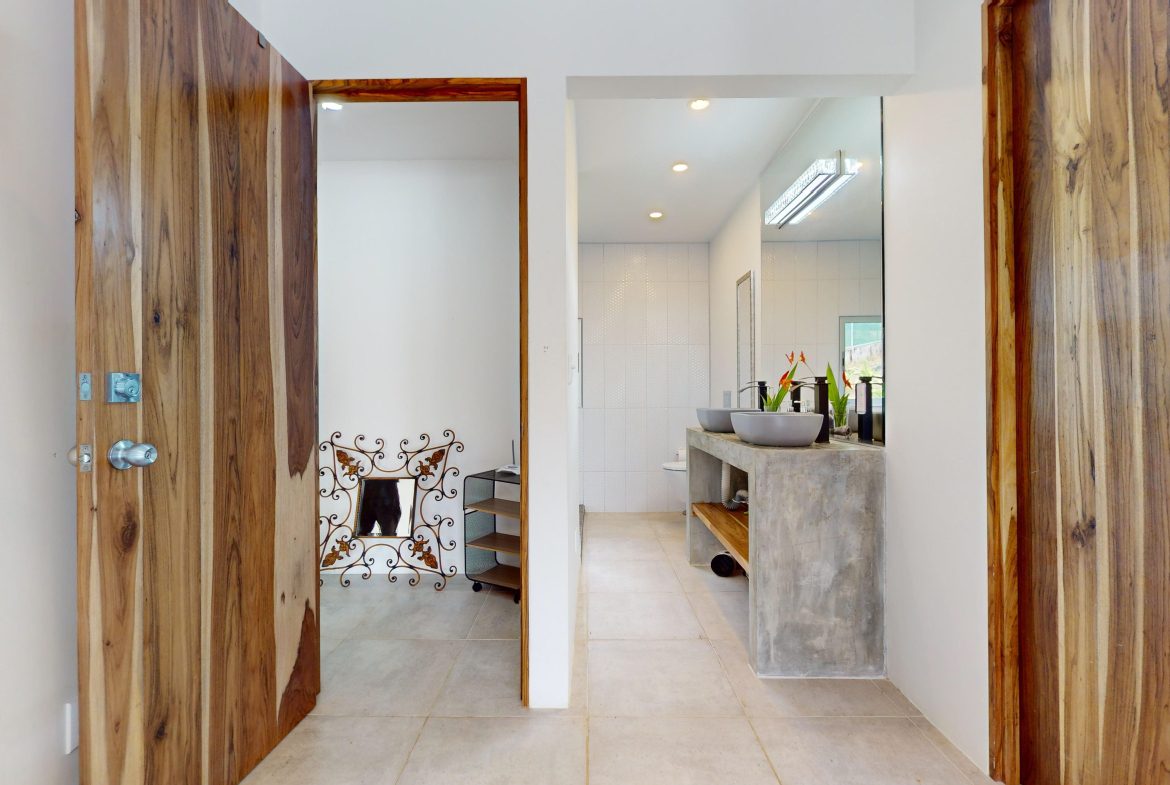 BEAUTIFUL AND MODERN HOME IN UVITA WITH INFINITY POOL, OCEAN VIEWS AND RENTAL OPTIONS