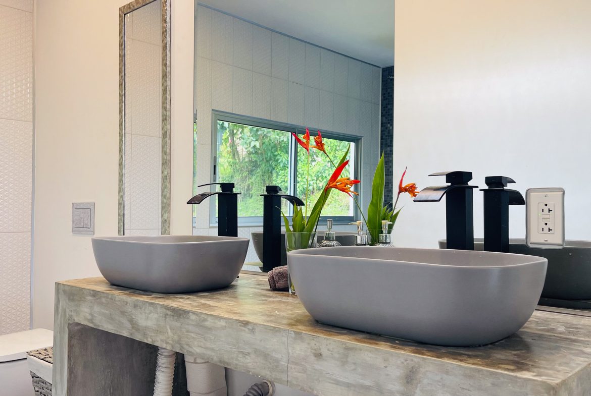 BEAUTIFUL AND MODERN HOME IN UVITA WITH INFINITY POOL, OCEAN VIEWS AND RENTAL OPTIONS