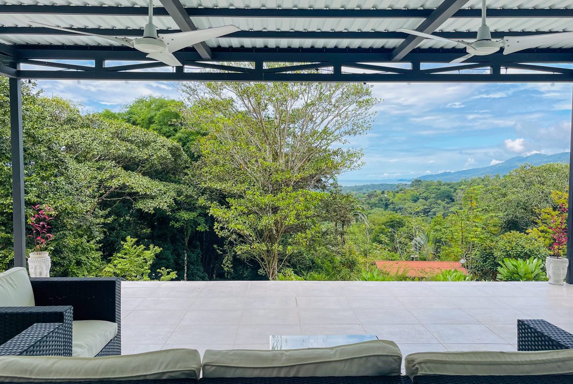 BEAUTIFUL AND MODERN HOME IN UVITA WITH INFINITY POOL, OCEAN VIEWS AND RENTAL OPTIONS