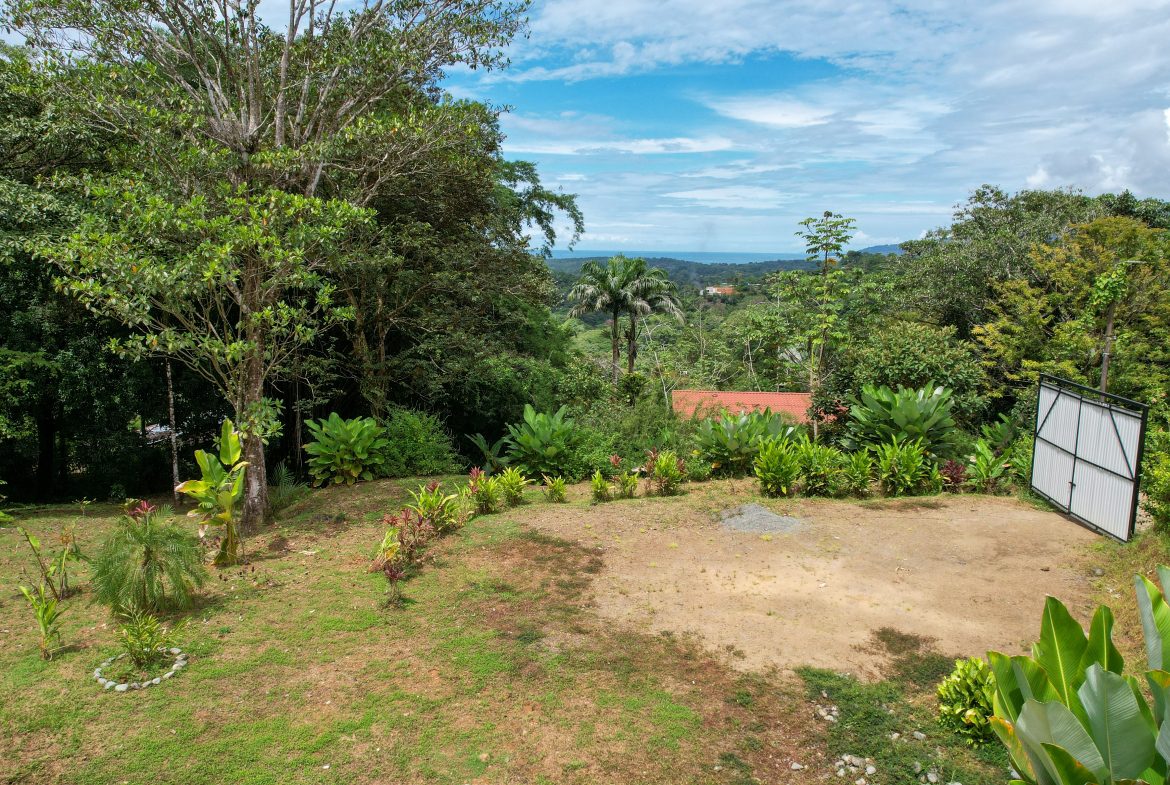 BEAUTIFUL AND MODERN HOME IN UVITA WITH INFINITY POOL, OCEAN VIEWS AND RENTAL OPTIONS