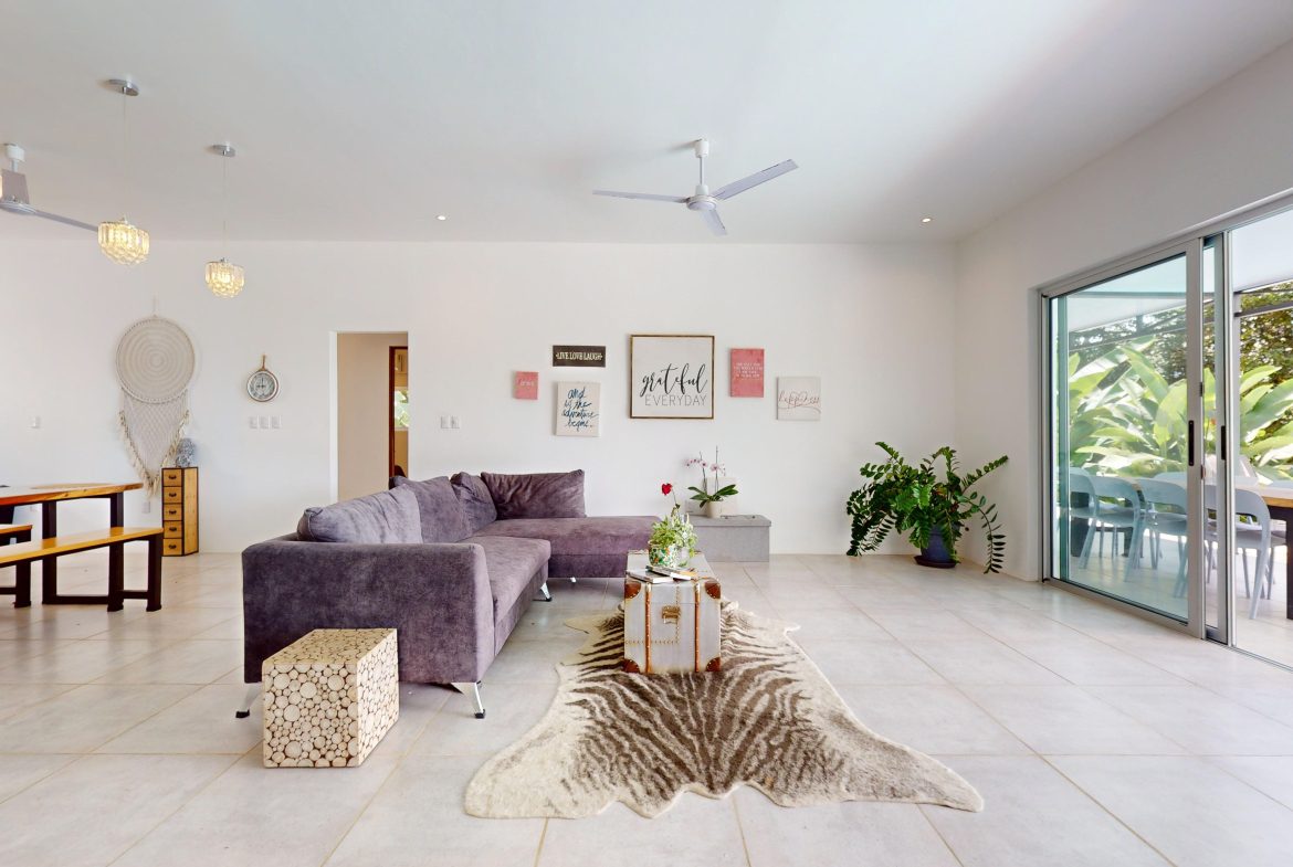 BEAUTIFUL AND MODERN HOME IN UVITA WITH INFINITY POOL, OCEAN VIEWS AND RENTAL OPTIONS