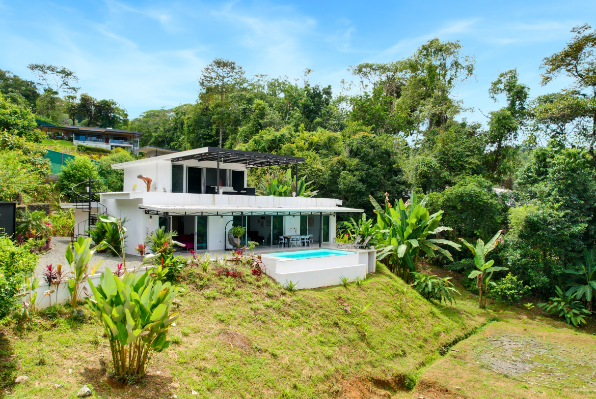 BEAUTIFUL AND MODERN HOME IN UVITA WITH INFINITY POOL, OCEAN VIEWS AND RENTAL OPTIONS