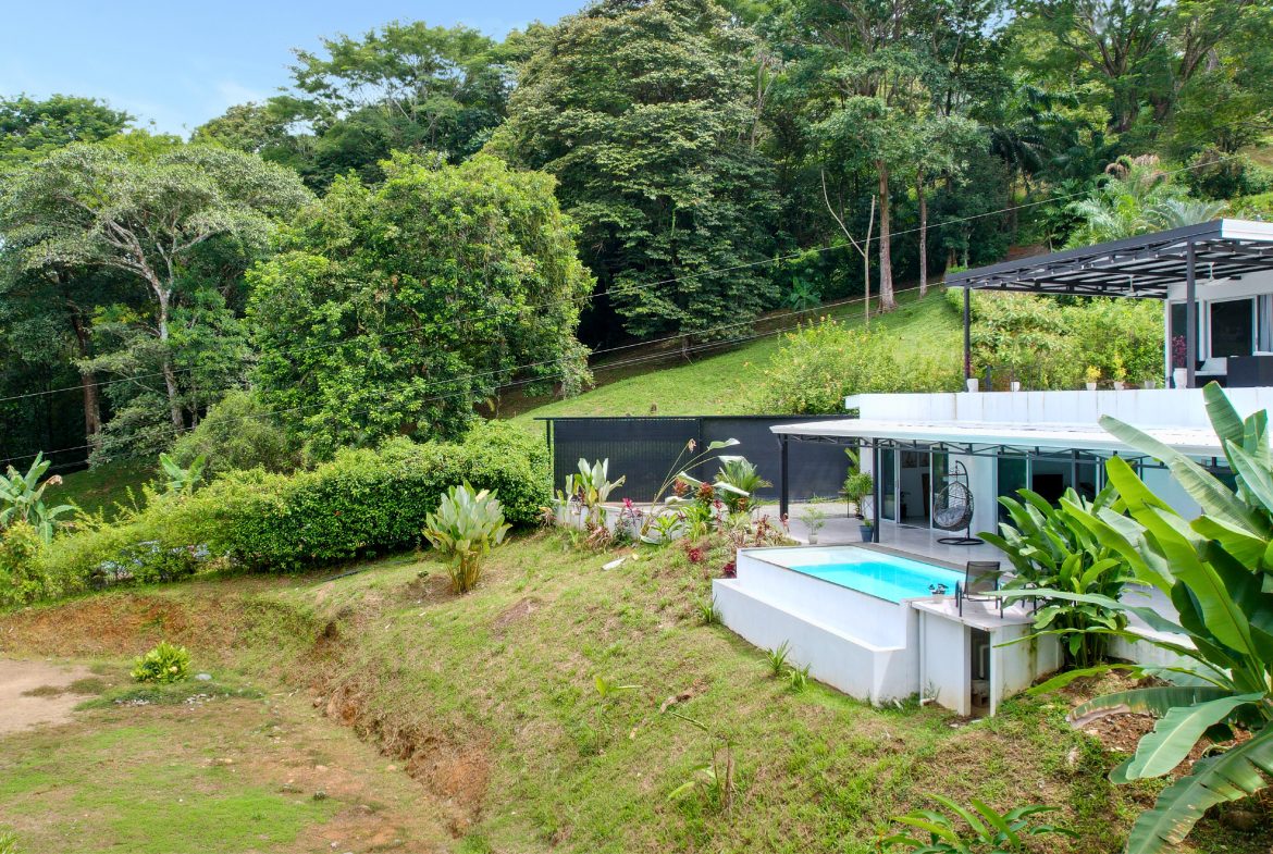 BEAUTIFUL AND MODERN HOME IN UVITA WITH INFINITY POOL, OCEAN VIEWS AND RENTAL OPTIONS