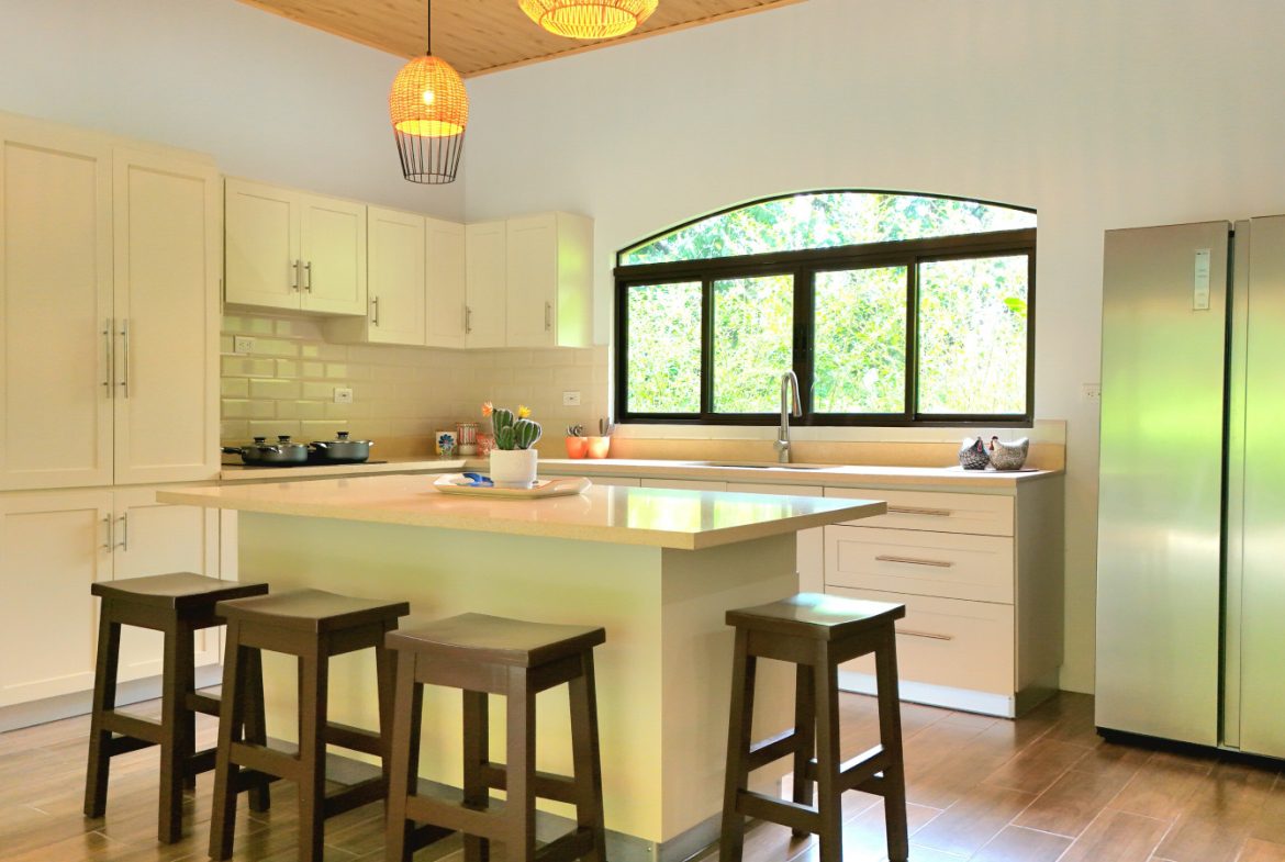 CONTEMPORARY 2-BEDROOM HOME WITH NATURAL SETTING AROUND IN GATED COMMUNITY – 0.22 ACRE, Uvita, Costa Rica — photo 6