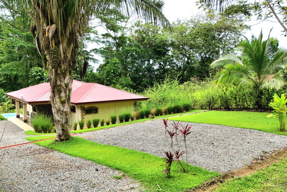 CONTEMPORARY 2-BEDROOM HOME WITH NATURAL SETTING AROUND IN GATED COMMUNITY – 0.22 ACRE, Uvita, Costa Rica — photo 2