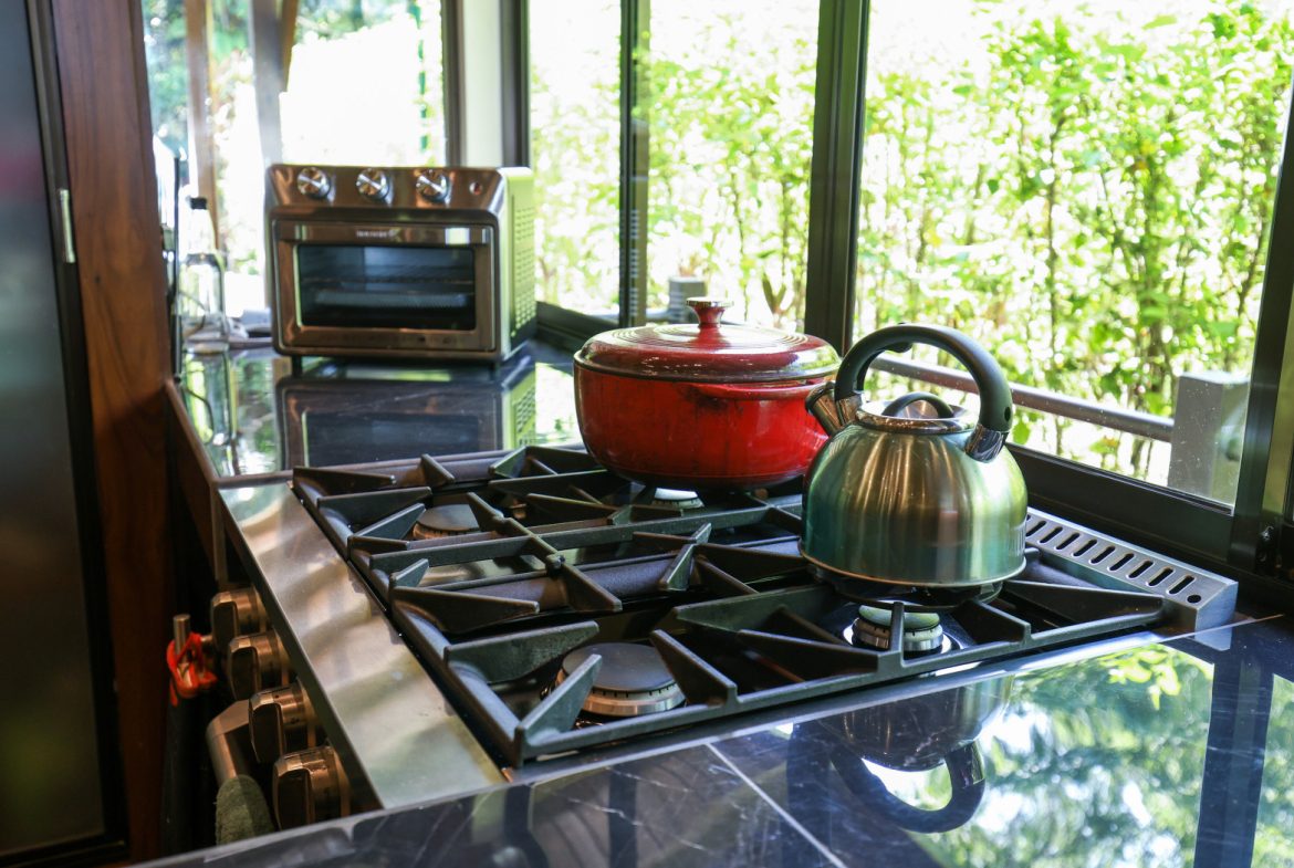 TROPICAL RETREAT IN PLATANILLO – OCEAN VIEW HOME PLUS APARTMENT IN ESTABLISHED COMMUNITY – 0.88 ACRES