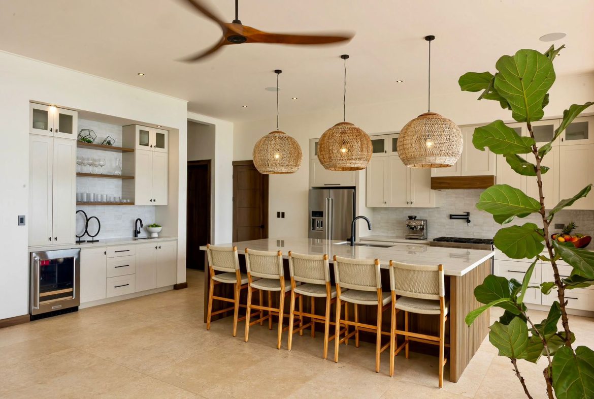 LUXURIOUS MASTERPIECE WITH FRONT ROW OCEAN AND COASTLINE VIEWS