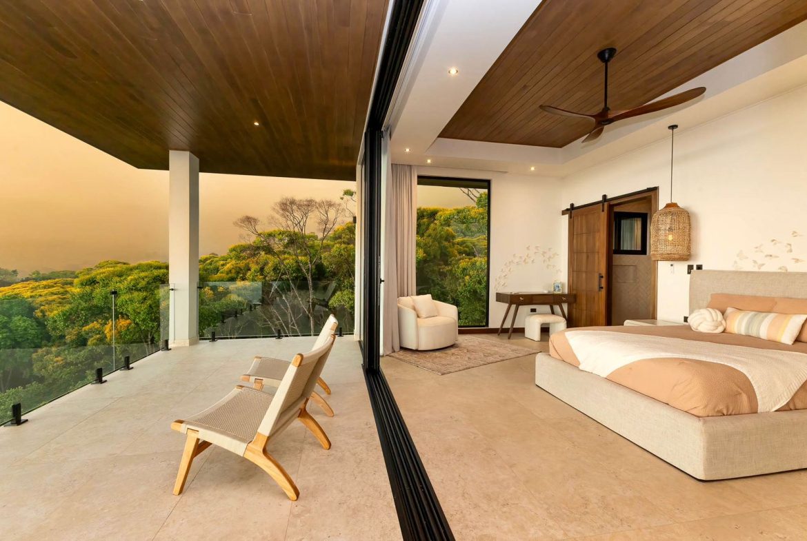 LUXURIOUS MASTERPIECE WITH FRONT ROW OCEAN AND COASTLINE VIEWS