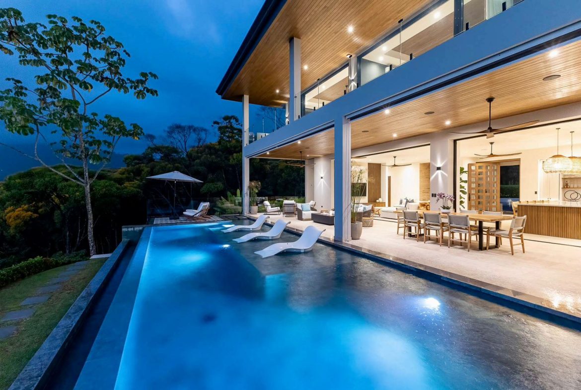 LUXURIOUS MASTERPIECE WITH FRONT ROW OCEAN AND COASTLINE VIEWS