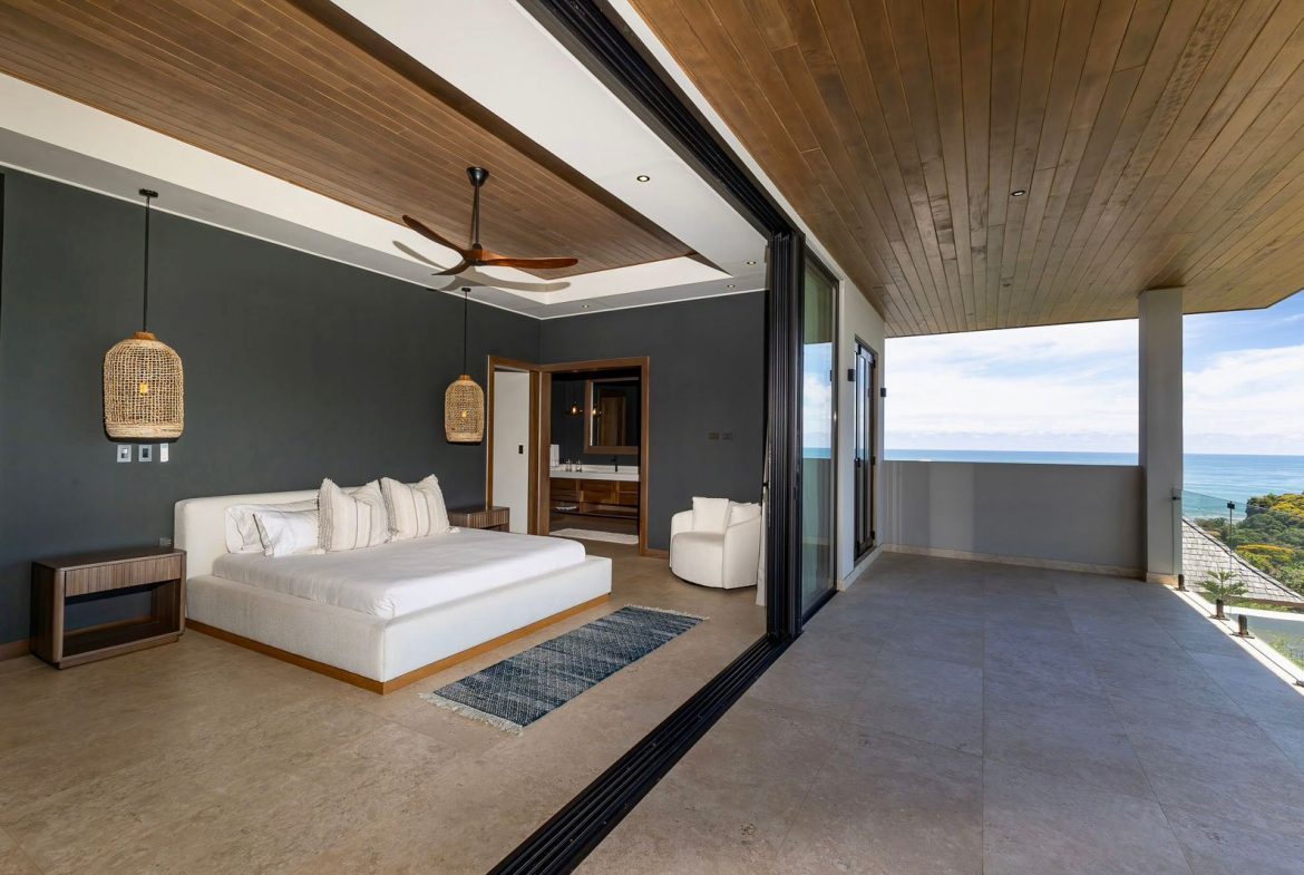 LUXURIOUS MASTERPIECE WITH FRONT ROW OCEAN AND COASTLINE VIEWS