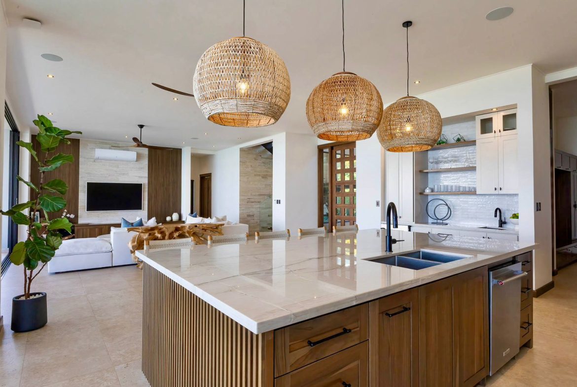 LUXURIOUS MASTERPIECE WITH FRONT ROW OCEAN AND COASTLINE VIEWS