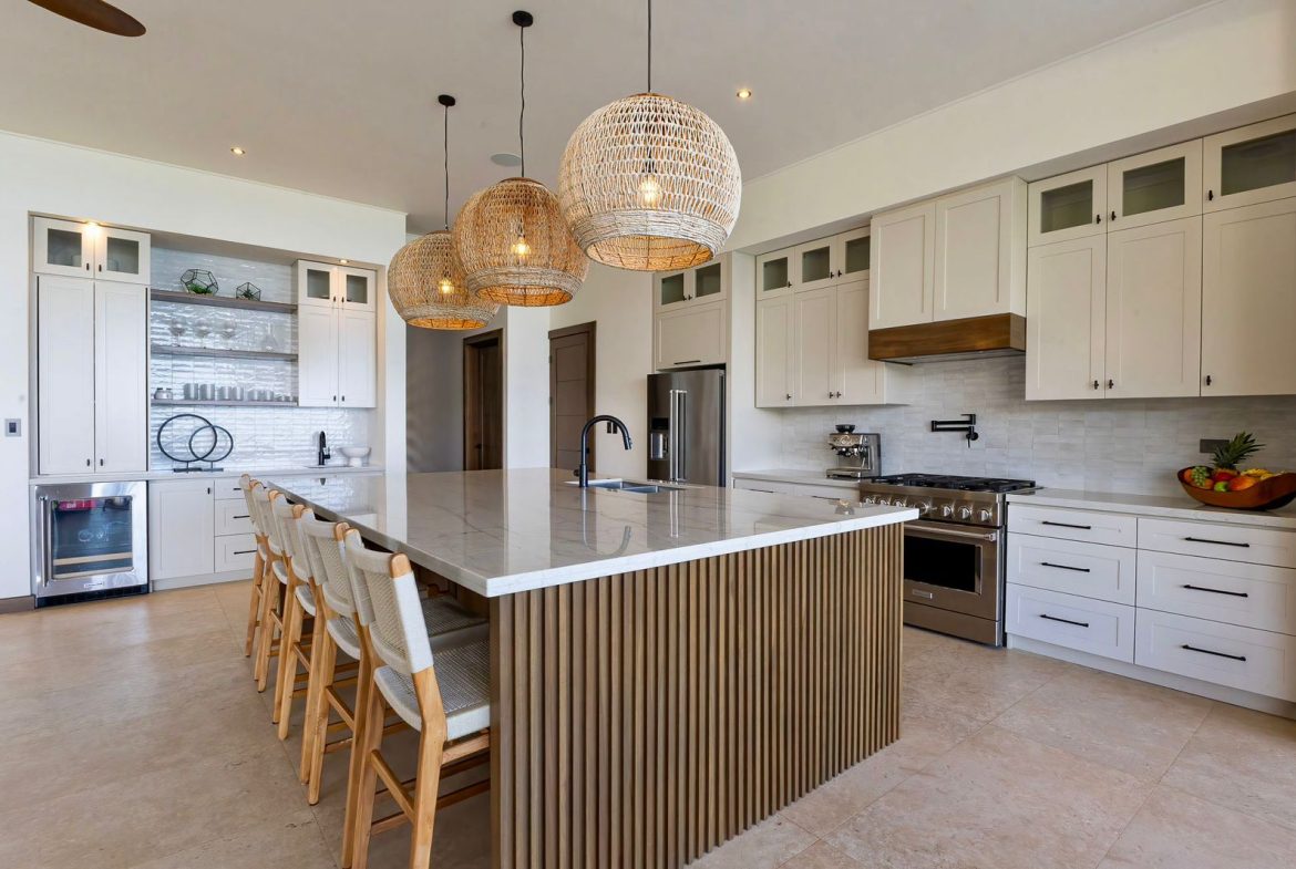 LUXURIOUS MASTERPIECE WITH FRONT ROW OCEAN AND COASTLINE VIEWS