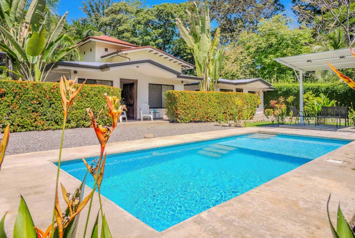 PROPERTY WITH 3 HOMES AND A POOL IN UVITA – 0.25 ACRES