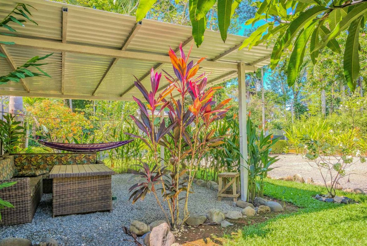 PROPERTY WITH 3 HOMES AND A POOL IN UVITA – 0.25 ACRES