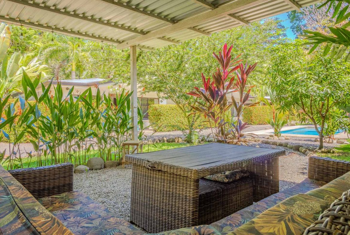 PROPERTY WITH 3 HOMES AND A POOL IN UVITA – 0.25 ACRES