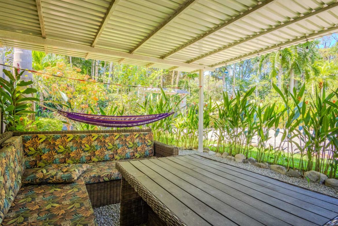 PROPERTY WITH 3 HOMES AND A POOL IN UVITA – 0.25 ACRES