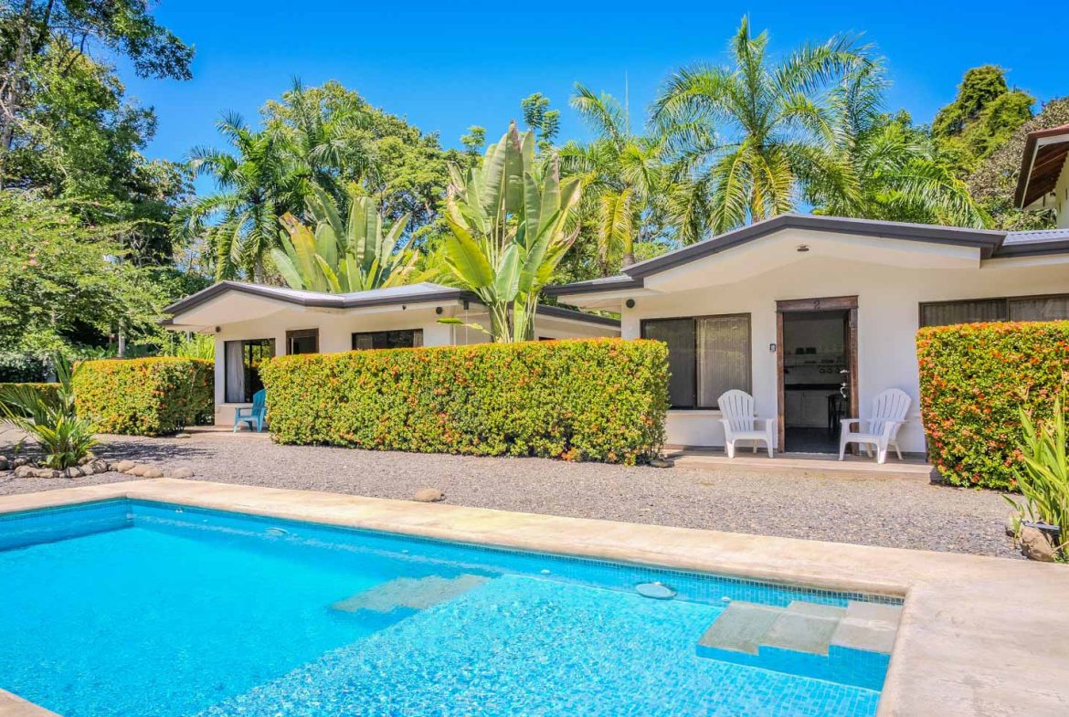 PROPERTY WITH 3 HOMES AND A POOL IN UVITA – 0.25 ACRES